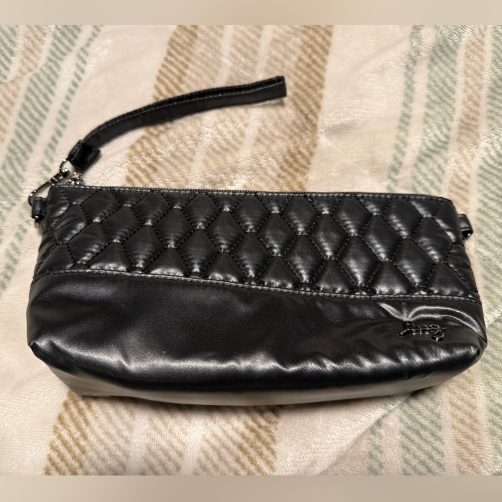 Lug Quilted Wristlet Shiplap in Black